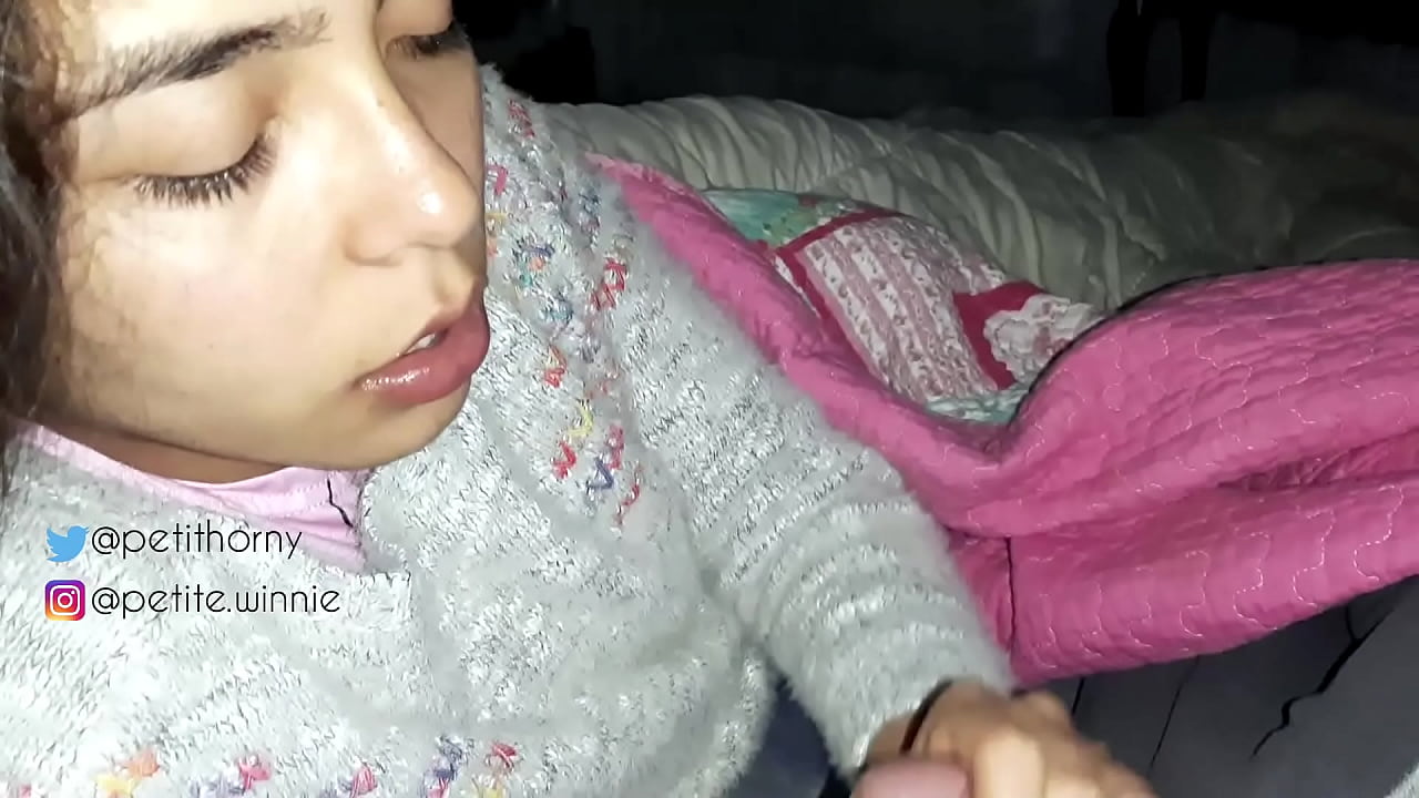 నేను నా భర్త పోగుచేసిన పాలను మింగుతున్నాను - కమ్తో నాలుక చూపిస్తున్నాను