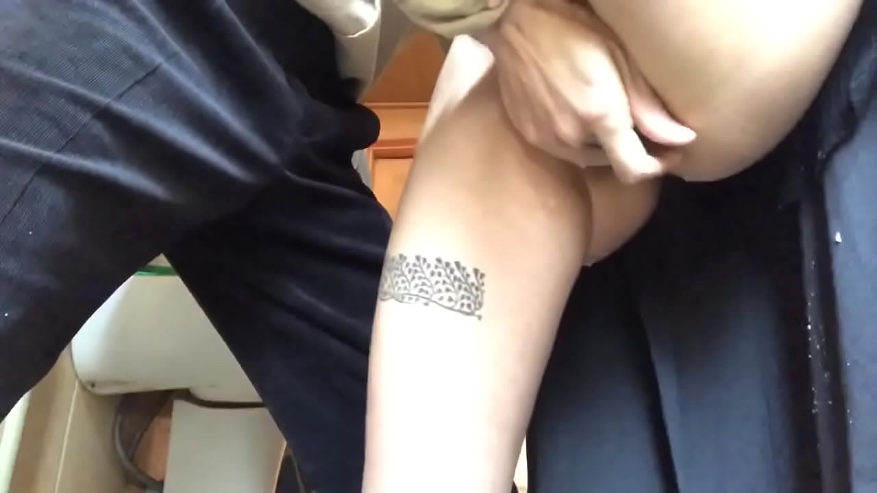 స్కూల్ బాత్‌రూమ్‌లో స్కిర్ట్, నిజమైన నురుగు ఉద్వేగం - నా టీచర్ తన వంతు కృషి చేశాడు