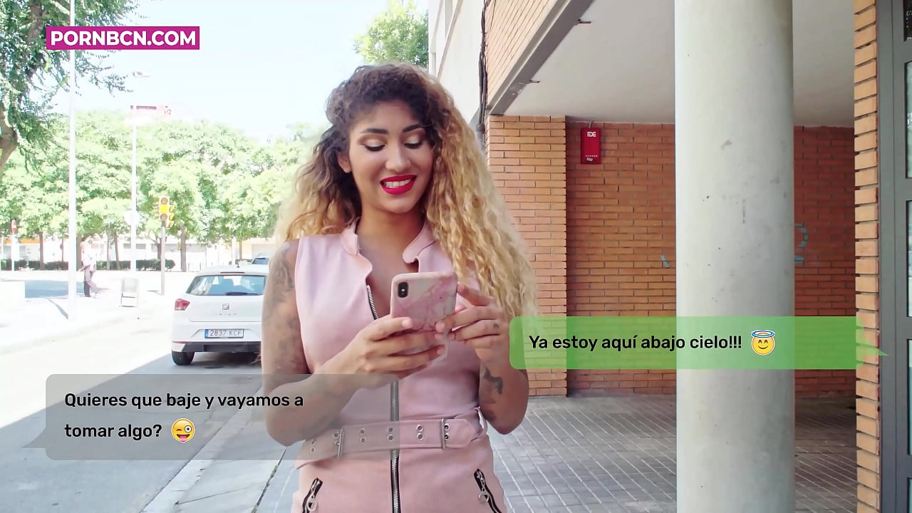 నమ్మకద్రోహమైన భార్య తన భర్త పని చేస్తున్నప్పుడు తన యువ ప్రేమికుడిని తీవ్రంగా ఇబ్బంది పెట్టబోతుంది. టిట్స్ మరియు పెద్ద గాడిదతో లాటినా. వీనస్ ఆఫ్రొడైట్.